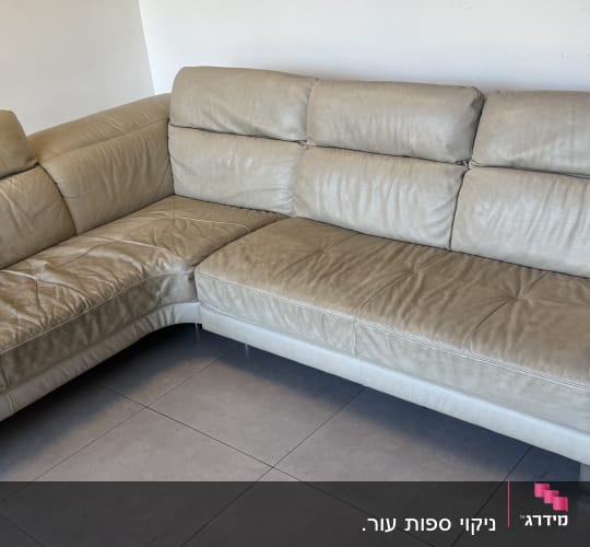 ספה בצבע בז